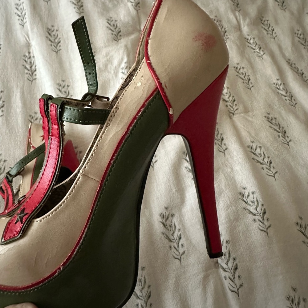 Bordello Military Retro Pinup Heels with Star Detail - Picture 4 of 7